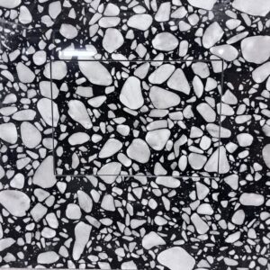 Plaaditav hooldusluuk hingedel